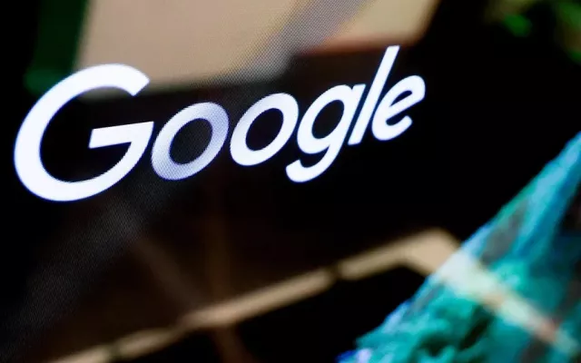 Sede de la Comisión Europea en Bruselas con el logo de Google representado en una pantalla.