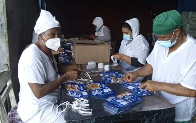 Vista de los productos de la empresa La Conchita en Pinar del Río, incluyendo sus conservas y bebidas emblemáticas.