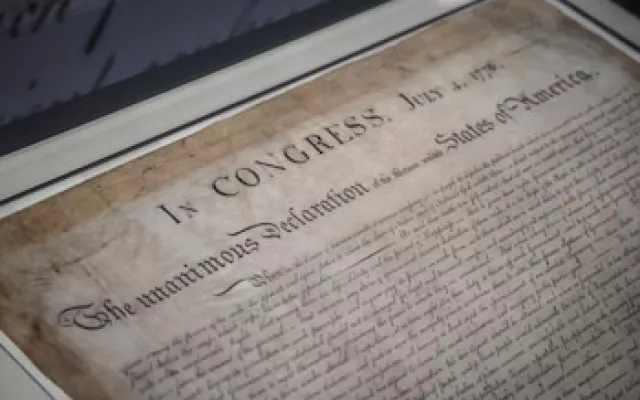 Documento histórico de la Declaración de Independencia de los Estados Unidos.