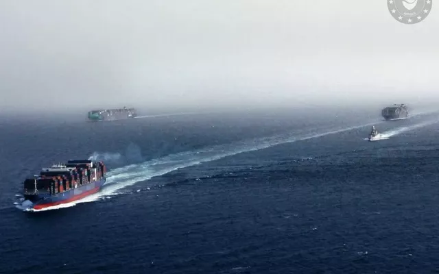 Buque de carga navegando en aguas abiertas.