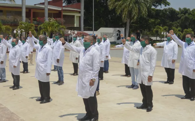 Profesionales médicos cubanos trabajando en instalaciones del sistema de salud de Jamaica.