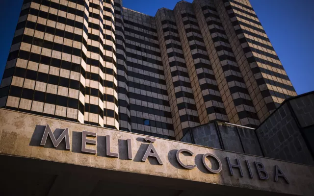 Edificio de hotel de la cadena Meliá en Cuba.