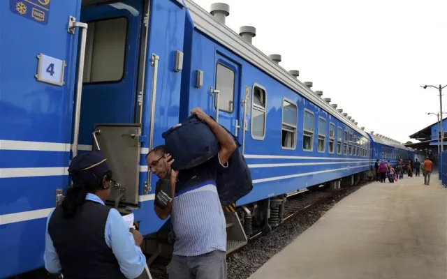 Trenes nacionales de Cuba en una estación ferroviaria.