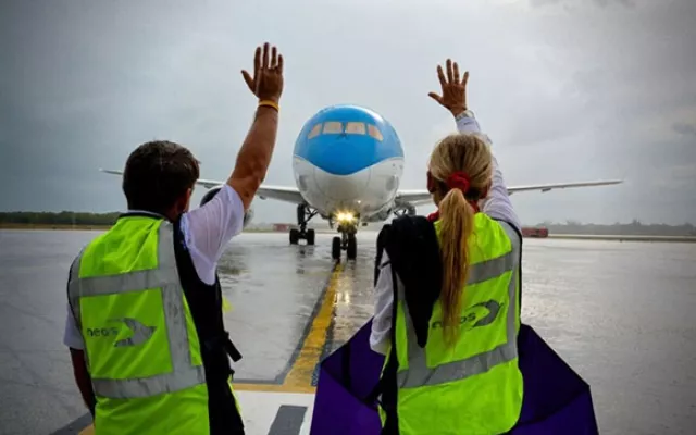 Aeronave Boeing 787-9 Dreamliner de la aerolínea Neos Air recibiendo el tradicional arco de agua de bienvenida en el Aeropuerto Internacional Frank País de Holguín.