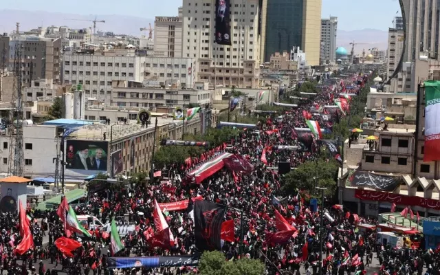 Multitud de personas asistiendo al funeral del ayatolá Alí Jameneí en Irán.