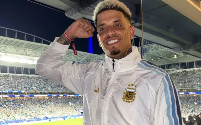 Fotografía del cantante cubano Oniel ‘Bebeshito’ anunciando su nominación a los Premios Juventud 2026.