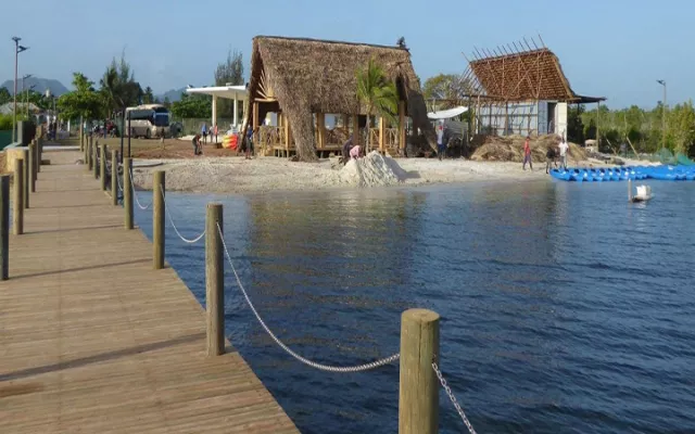 Vista del litoral y la infraestructura en desarrollo del nuevo punto náutico Puerto Esperanza en Pinar del Río.