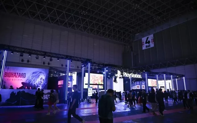 Logotipo de PlayStation sobre una consola de videojuegos de última generación.
