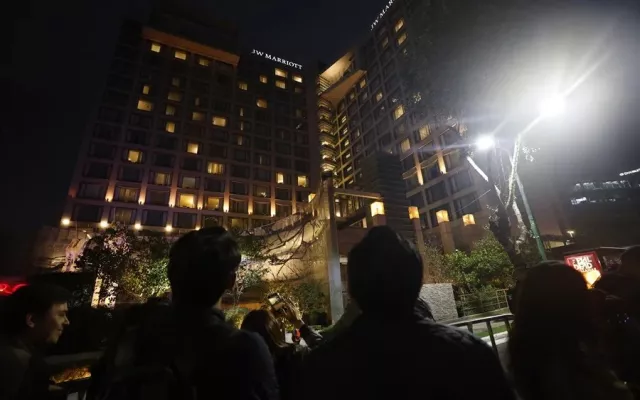 Elementos de seguridad custodian las vallas instaladas frente al hotel de concentración de la selección inglesa.