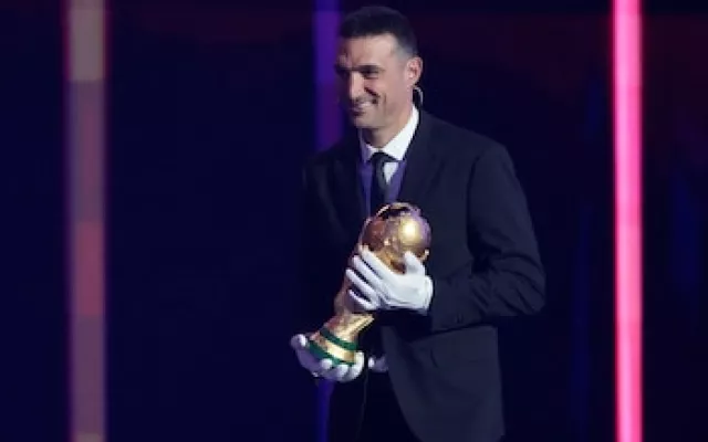 Trofeo de la Copa Mundial de la FIFA sobre una base de malaquita.