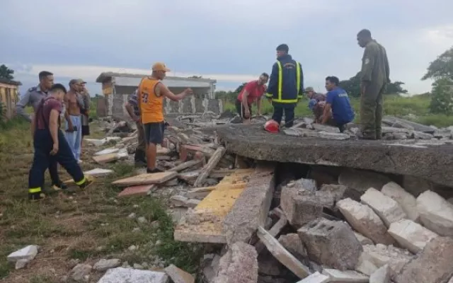 Escombros de la estructura colapsada en la antigua unidad militar donde trabajaban los hombres rescatados.