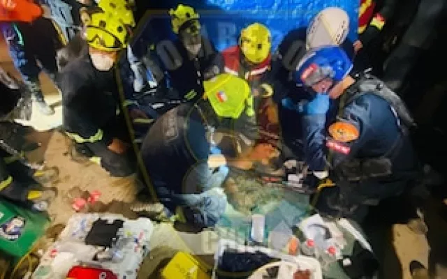 Imagen de las labores de rescate entre los escombros de un edificio colapsado en Venezuela.