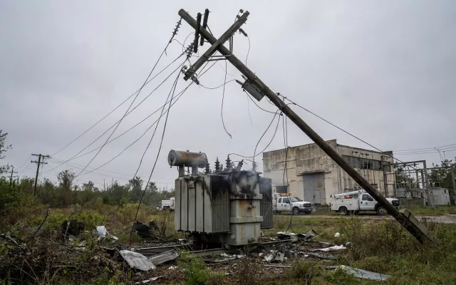 Infraestructura eléctrica dañada tras la caída del sistema.