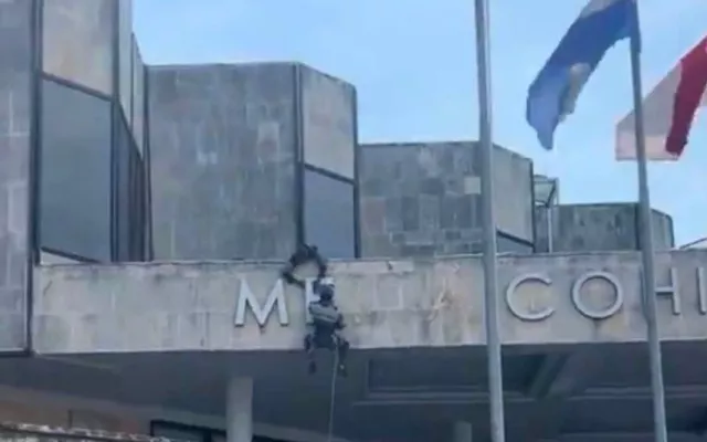 Fachada del Hotel Cohíba en La Habana durante el proceso de retiro de las letras del logo de Meliá.
