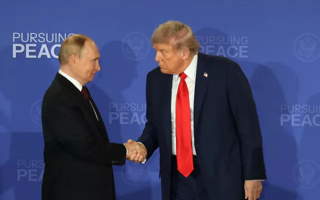 Fotografía de archivo de Donald Trump y Vladímir Putin durante una reunión diplomática.