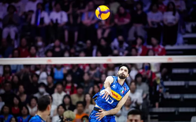 Jugadores de voleibol de Cuba e Italia durante un encuentro oficial de la Liga de Naciones.