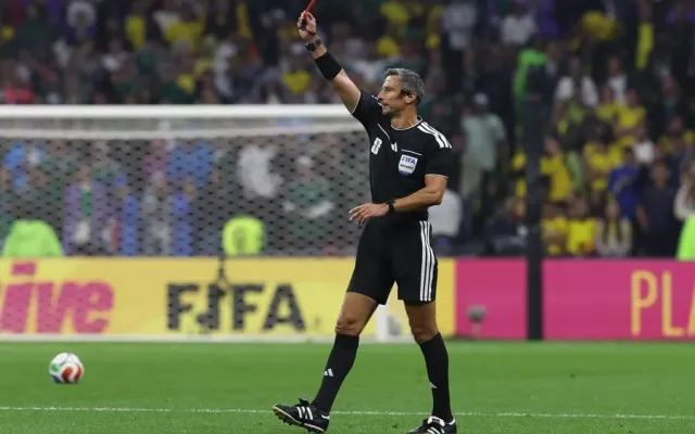 El árbitro Slavko Vinčić en el terreno de juego durante un partido de fútbol.