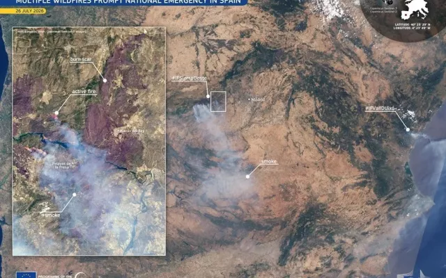 Vista aérea de un terreno forestal afectado por un incendio en España con columnas de humo.
