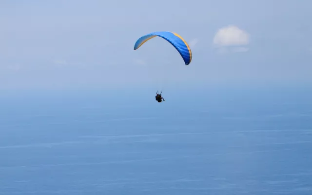 Parapente sobrevolando una zona costera en la Isla de la Juventud.