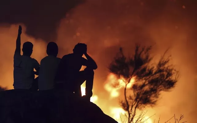 Vista aérea o terreno afectado por los incendios forestales en Portugal con equipos de emergencia desplegados.