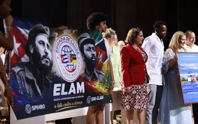 Acto de graduación en la Universidad de Ciencias Médicas de La Habana con presencia de autoridades y nuevos profesionales de la salud.
