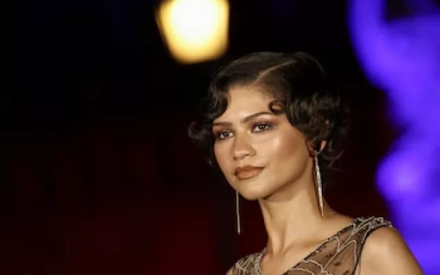 Zendaya posando en un evento promocional cinematográfico.