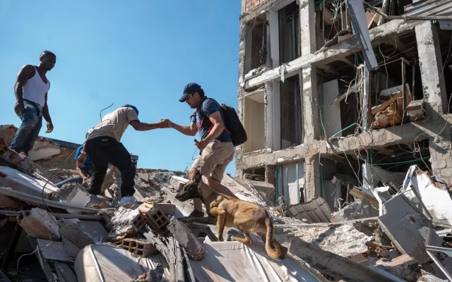 Varias personas buscan sobrevivientes en un edificio colapsado, en Cali.