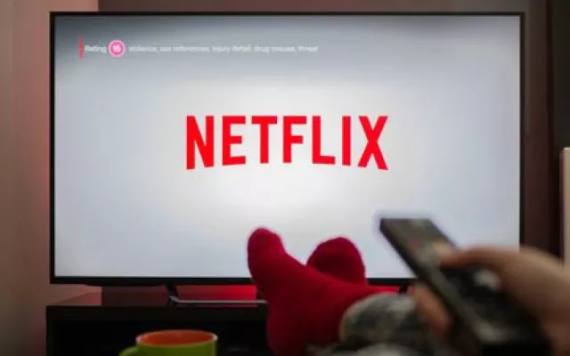 Esta serie de Netflix relata el vínculo entre una artista estadounidense y un cocinero siciliano que se conocen en Italia.