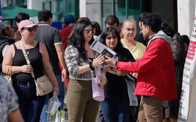Decenas de personas, en la Embajada de EE UU en Ciudad de México, en una imagen de archivo.