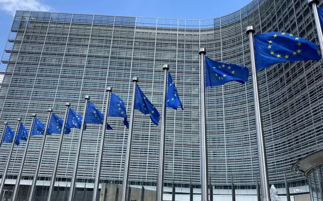 La Unión Europea implementó el primer marco legal integral del mundo para la Inteligencia Artificial.
