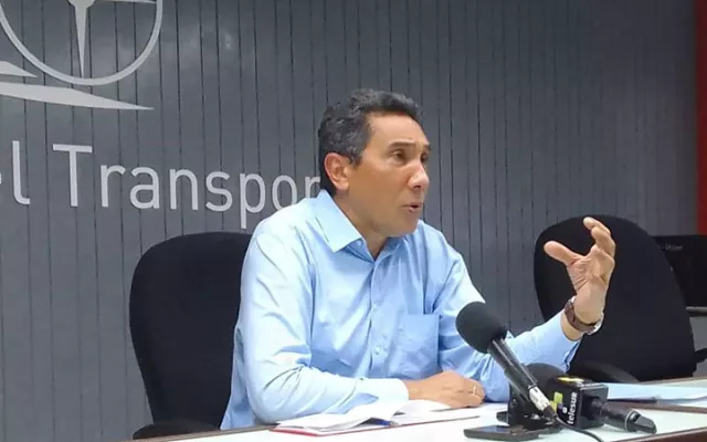 El ministro de Transporte de Cuba, Eduardo Rodríguez Dávila, durante una conferencia de prensa sobre las nuevas normativas vehiculares.