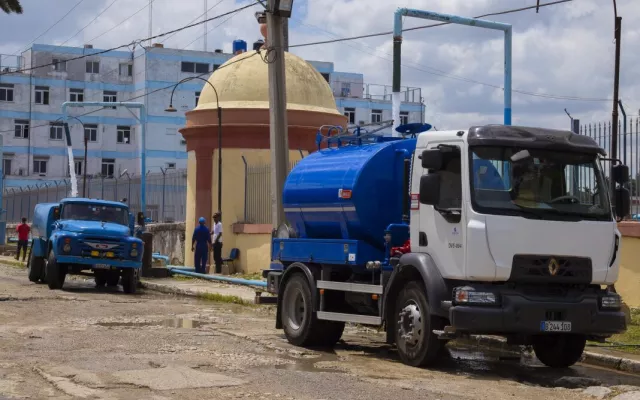 Imagen que muestra las dificultades de acceso y escasez de agua en la ciudad de La Habana.