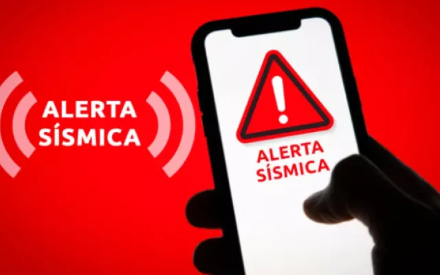 Captura de pantalla de un teléfono Android mostrando una alerta de terremoto falsa en Cuba.