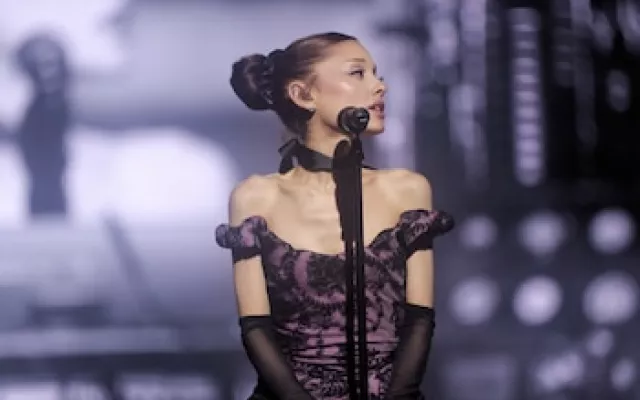 Ariana Grande durante una presentación en vivo