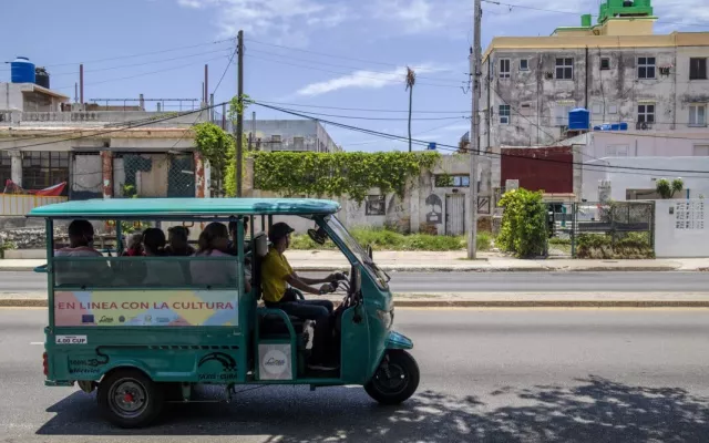 Triciclo eléctrico desarmado en una vivienda durante un operativo policial en Guantánamo.
