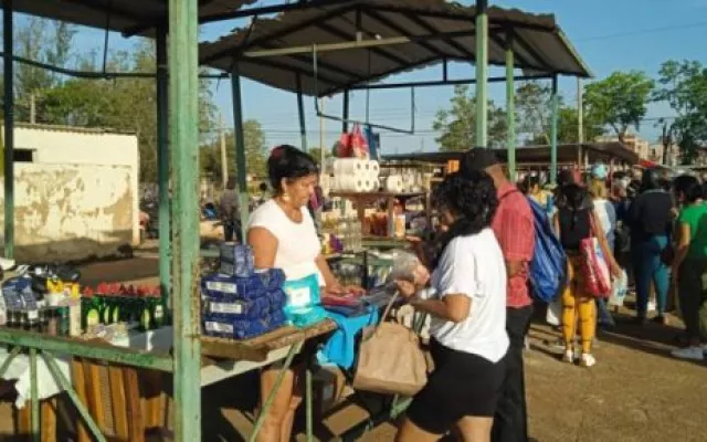 Vista de una feria comercial con variedad de productos en la capital provincial de Artemisa.