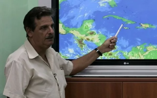 El meteorólogo cubano José Rubiera explicando mapas meteorológicos en un video.