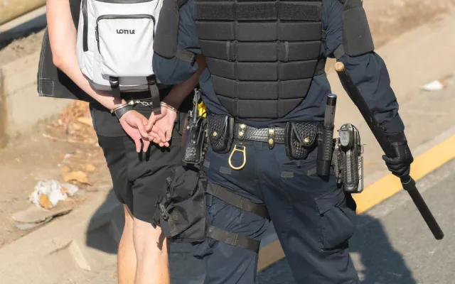 Agentes migratorios en un procedimiento de detención en Estados Unidos.