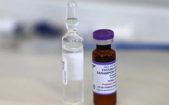 Personal de salud administrando vacunas en una clínica para prevenir el brote de sarampión.