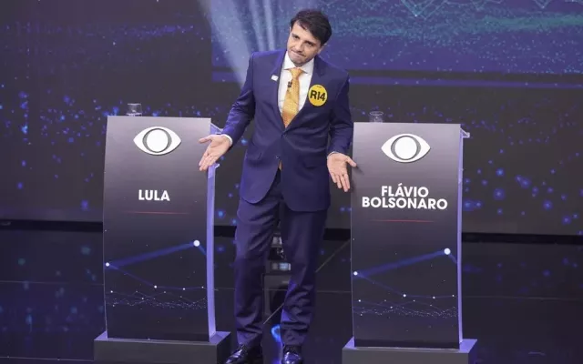 Atriles vacíos en el escenario del primer debate presidencial en Brasil durante la ausencia de los principales candidatos.