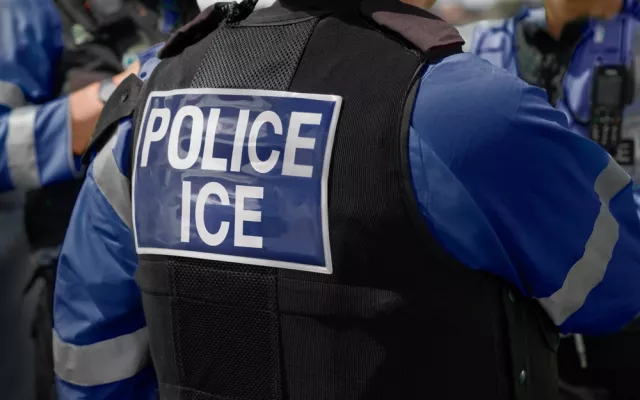 Agentes del servicio de inmigración (ICE) realizando operativos de detención.