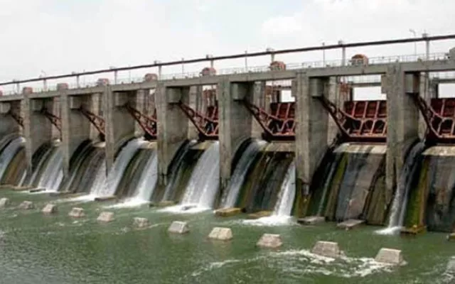 Vista del embalse Cauto del Paso durante las labores de mantenimiento técnico.