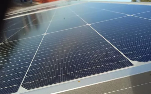 Vista de los trabajos de montaje de paneles solares en una planta fotovoltaica en construcción.