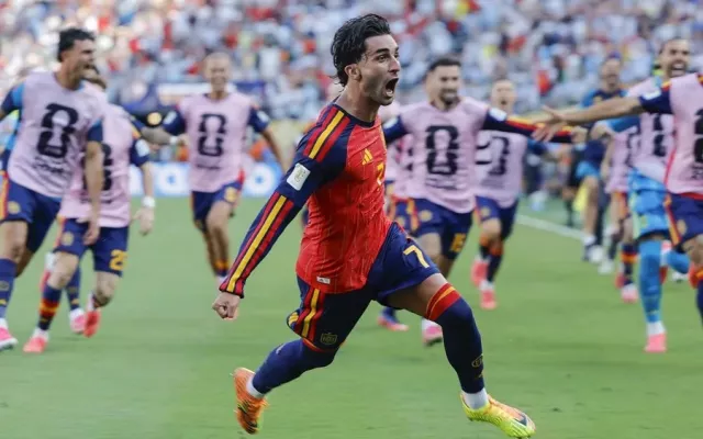 Ferran Torres vistiendo la camiseta del FC Barcelona durante un encuentro deportivo.