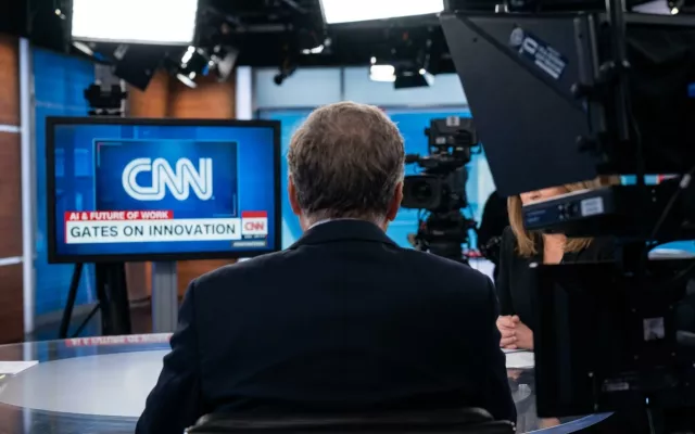 Bill Gates durante su entrevista en CNN discutiendo sobre el futuro de la inteligencia artificial.