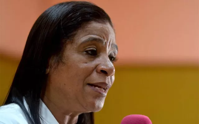 Personal médico y brigadistas solidarios durante la entrega de donativos de insumos médicos en una institución hospitalaria de La Habana.