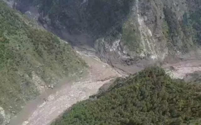 Vista aérea de una zona montañosa en Nepal afectada por un flujo masivo de escombros y lodo tras el colapso de un glaciar.