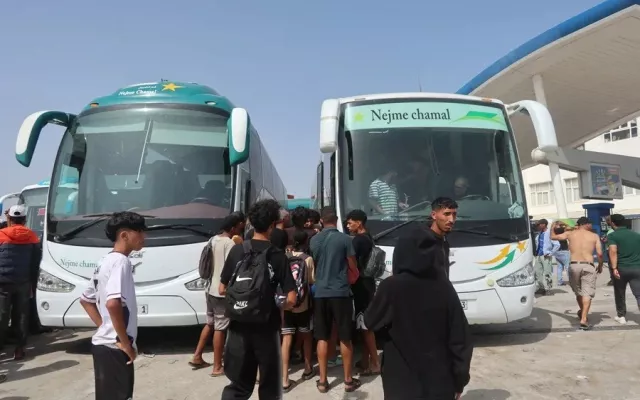 Autobuses en la zona fronteriza de Ceuta durante el proceso de retorno de migrantes hacia Marruecos.