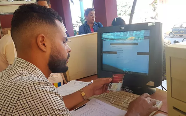 Personal de Bandec atendiendo a clientes en una sucursal bancaria.