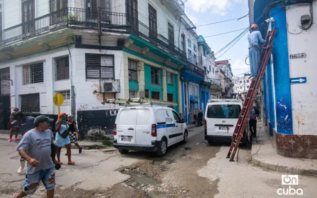 Operarios de la Empresa de Telecomunicaciones de Cuba realizando labores de reparación técnica en la infraestructura de La Habana.